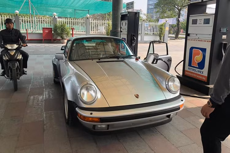 Chiếc Porsche 930 Turbo lăn bánh tại Hải Phòng được nhập khẩu từ Mỹ. Điều này thể hiện rõ nhất là xe còn có thêm 2 chi tiết nhô ra ở cản va sau để đáp ứng tiêu chuẩn về an toàn tại đây. Được biết, chiếc xe này hiện thuộc sở hữu của một đại gia đam mê siêu xe tại đất Cảng, anh chàng này sở hữu khá nhiều xe như Porsche, Ferrari và Lamborghini...