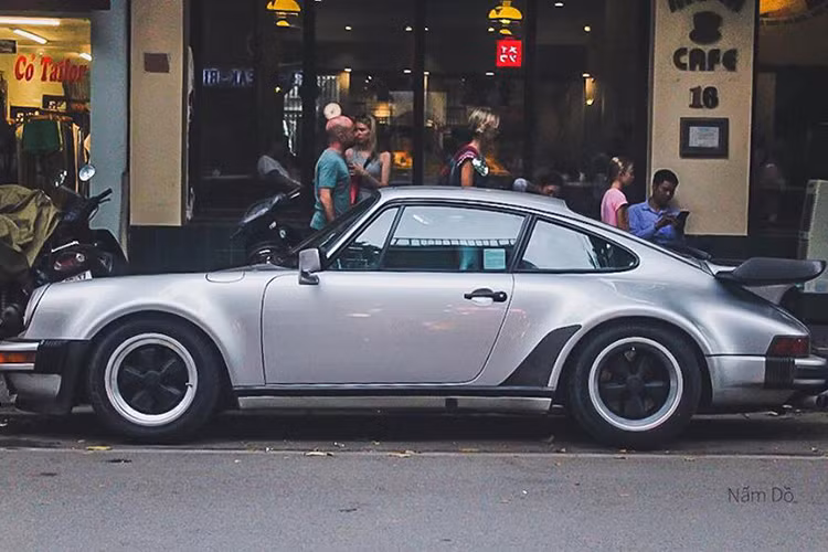 Như vậy, kể từ lúc bị tạm giữ vào tháng 9 năm ngoái cho đến nay, chiếc xe thể thao Porsche 911 Turbo đời 1987 độc nhất vô nhị tại Việt Nam đã chính thức lăn bánh hợp pháp. Được biết, đây là chiếc Porsche 911 Turbo có tuổi đời cao nhất Việt Nam và cũng thuộc diện khó mua nhất. 