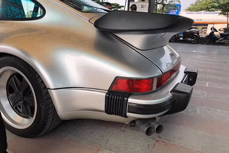 Porsche 911 Turbo có tuổi đời cao nhất Việt Nam thực ra còn có cái tên khác là Porsche 930 Turbo. Mẫu xe này được sản xuất từ năm 1975 đến năm 1989. Lúc mới xuất hiện, Porsche 930 Turbo chính là mẫu xe nhanh nhất của hãng xe thể thao nước Đức.