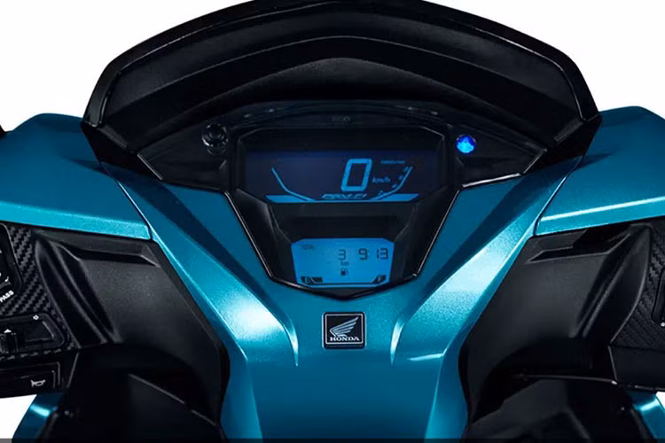 Điểm nhấn công nghệ nổi bật là chìa khóa thông minh H Smart Key đi kèm điều khiển từ xa, cho phép người dùng mở khóa và mở yên xe mà không cần dùng chìa vật lý. Ngoài ra, bình xăng được bố trí phía sau, giúp việc đổ xăng trở nên dễ dàng và thuận tiện hơn. 