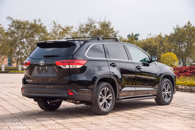  Ở phía sau, cụm đèn hậu của Toyota Highlander 2017 LE đã được thiết kế lại hiện đại hơn với việc áp dụng công nghệ đèn LED so với cụm đèn chiếu sáng dùng bóng halogen và đèn projector ở phần đầu xe. Gương chiếu hậu của xe được tích hợp thêm dải đèn xi-nhan báo rẽ.