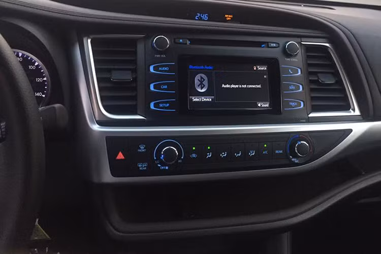 Nằm giữa trung tâm bảng điều khiển của xe là màn hình cảm ứng cỡ vừa tích hợp các chức năng giải trí, kết nối bluetooth, jack cắm thêm thiết bị âm thanh cá nhân và đặc biệt là camera lùi tiện dụng. Đáng tiếc trên phiên bản nâng cấp này, Toyota Highlander lhoong trang bị khoá khởi động mới mà vẫn là dạng chìa khoá điện.