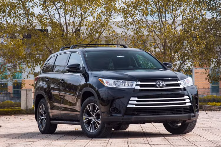  Toyota Highlander 2017 không được phân phối chính hãng tại thị trường Việt Nam, chính vì vậy mẫu xe này chỉ được đưa về nước thông qua các nhà nhập khẩu tư nhân với số lượng hạn chế. Những chiếc Highlander 2017 đầu tiên về Việt Nam hiện đều thuộc phiên bản LE 2.7 nhập Mỹ.