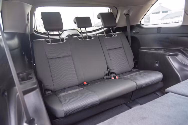 Hàng ghế thứ 3 có khoảng để chân và khoảng cách đầu đến trần xe ở mức vừa phải. Xe được trang bị hệ thống thông tin giải trí Entune, các kết nối thông dụng của xe như AM/FM, CD, MP3, AUX, âm thanh 6 loa, đàm thoại rảnh tay...
