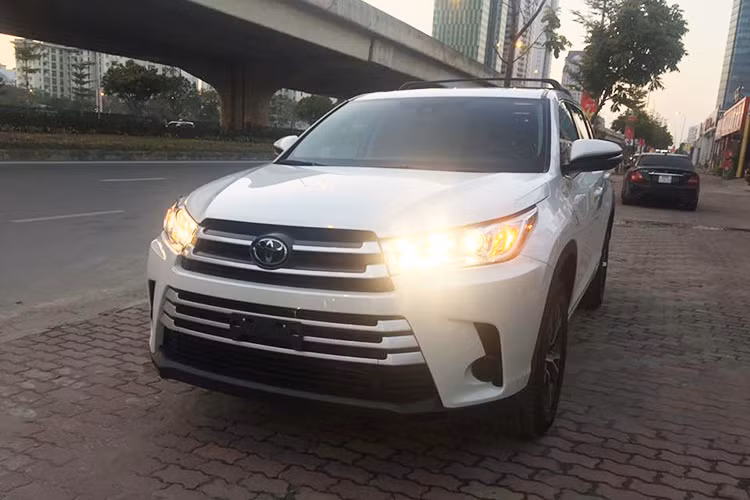 Những chiếc Highlander LE về Việt Nam là phiên bản thấp nhất của dòng SUV 7 chỗ đình đám nhà Toyota. Những chiếc đầu tiên được nhập khẩu về Hà Nội trước Tết Đinh Dậu 2017 bởi một số showroom bán xe ôtô tư nhân, giá tham khảo khoảng 2,58 tỷ đồng.