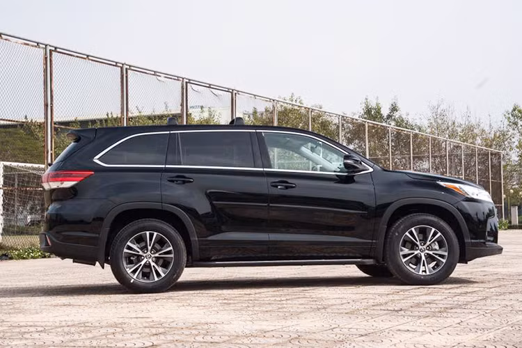 Toyota Highlander 2017 sở hữu chiều dài 4.854 mm, rộng 1.925 mm, cao 1.730 mm, trọng lượng không tải 1.857 kg và bình xăng có dung tích 73 lít. Ngoại hình của xe được làm mới khá nhiều với cụm lưới tản nhiệt được mở rộng kiểu hình thang truyền thống có một chút nhấn nhá của mẫu xe hạng sang cùng tập đoàn là Lexus LX570.