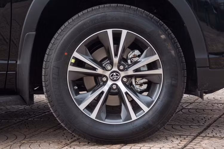 Trên phiên bản mới này, Toyota Highlander LE 2017 được trang bị mâm xe 18 inch có thiết kế mới trông khá ấn tượng, lốp xe kích thước 245/60.