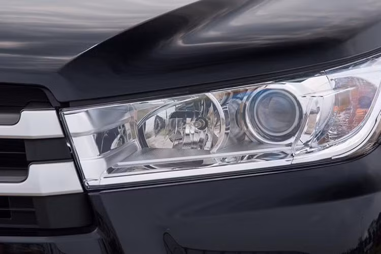 Xe với nắp ca pô cùng thân xe thiết kế khá mềm mại nhưng mạnh mẽ dạng khí động học. Cụm đèn pha mới lớn, liền khối với lưới tản nhiệt kết hợp cùng dải LED chạy ban ngày giúp mặt trước của xe trở nên ấn tượng hơn.