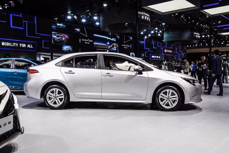 Tương tự Toyota Corolla Altis thế hệ mới, Levin 2019 cũng được phát triển dựa trên cơ sở gầm bệ TNGA GA-C. Xe sở hữu chiều dài 4.640 mm, rộng 1.780 mm, cao 1.435 mm và chiều dài cơ sở 2.700 mm. So với phiên bản cũ, Toyota Levin 2019 dài hơn 10 mm, rộng hơn 5 mm và thấp hơn 45 mm trong khi chiều dài cơ sở giữ nguyên.