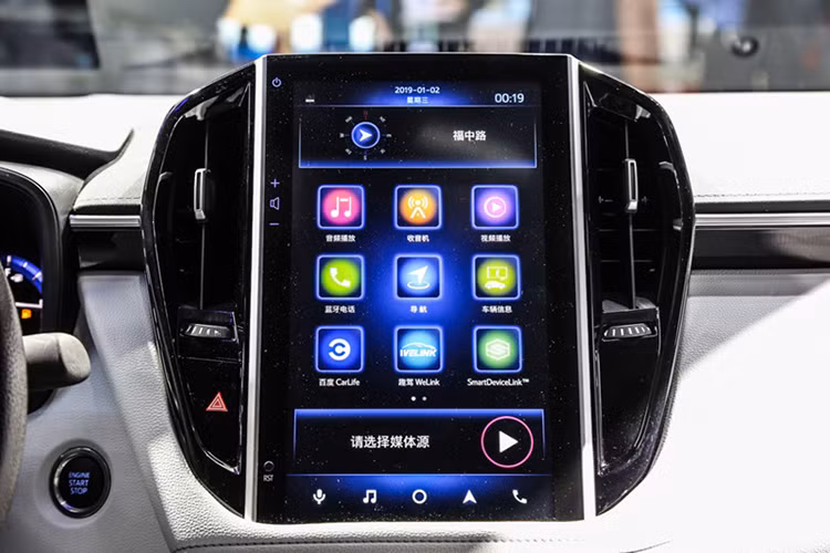 Trong đó, bản Privilege tiêu chuẩn đi kèm đèn sương mù, ghế và vô lăng bọc da, ghế lái chỉnh điện 10 hướng, điều hòa tự động, cảm biến đỗ xe, cổng USB. Cao cấp hơn là bản Sports với đèn pha LED, vành 16-17 inch, gầm hạ thấp thêm 20 mm, ghế thể thao và radar hỗ trợ đỗ xe.