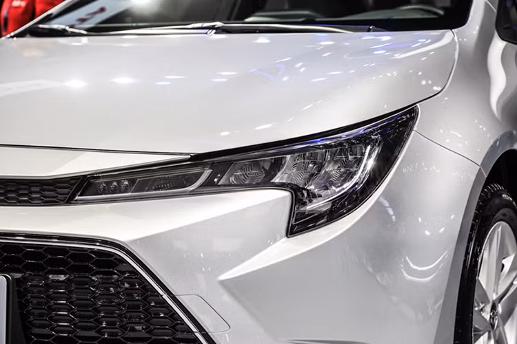 Nguồn cung cấp sức mạnh cho Toyota Levin 2019 bản máy xăng là động cơ 4 xi-lanh thẳng hàng, tăng áp, dung tích 1,2 lít với công suất tối đa 116 mã lực và mô-men xoắn cực đại 185 Nm. Động cơ kết hợp với hộp số biến thiên vô cấp CVT.
