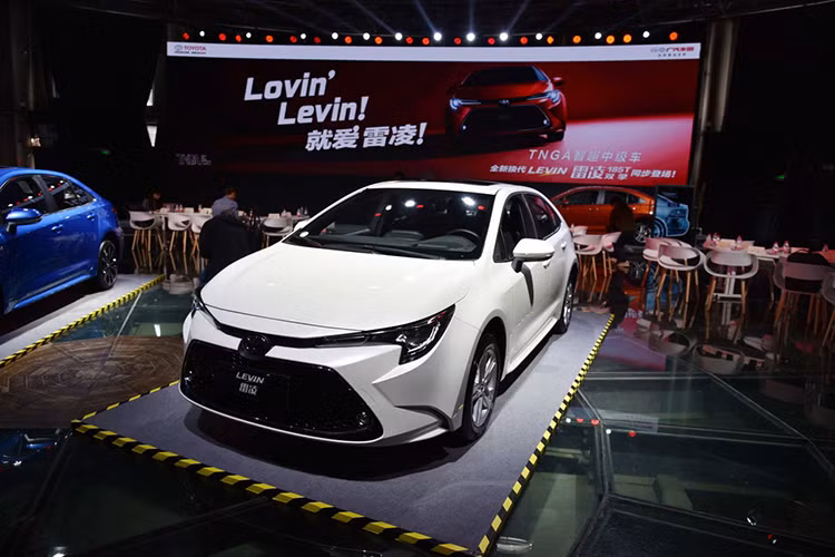 Vào tháng 11 năm ngoái, Toyota đã vén màn Levin 2019 - phiên bản thể thao hơn của Corolla Altis thế hệ mới. Tuy nhiên, vào thời điểm đó, hãng Toyota chỉ giới thiệu Levin 2019 phiên bản hybrid. Mãi đến triển lãm Ô tô Thượng Hải 2019 vừa qua, hãng mới trình làng Toyota Levin 2019 mới phiên bản máy xăng thông thường.