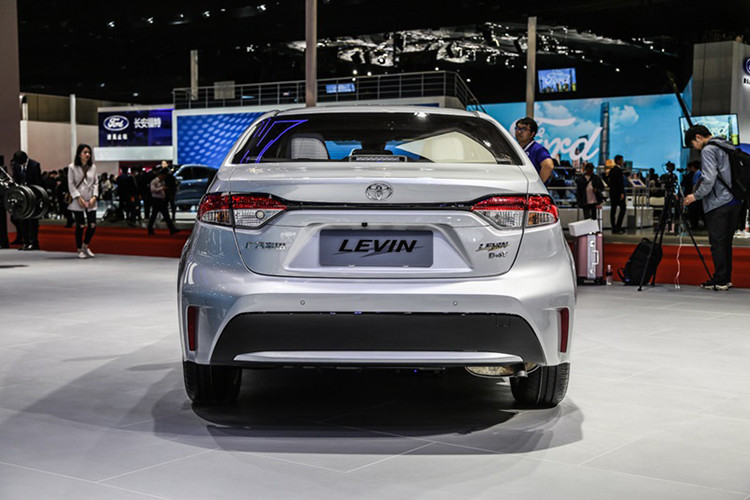 Bên sườn, Toyota Levin 2019 có thiết kế khá đơn giản và không có nhiều đường gân phức tạp. Tại thị trường Trung Quốc, xe có 3 tùy chọn la-zăng với đường kính từ 15 - 17 inch, tùy phiên bản. Đuôi xe là cụm đèn hậu LED được bao quanh và nối liền bằng dải màu đen bóng thanh mảnh. Trên cản sau của mẫu sedan cỡ C này có một mảng màu đen bóng khá lớn và cặp đèn phản quang nằm dọc ở 2 góc.