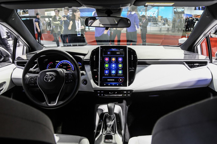 Riêng bản Technology lại có màn hình thông tin giải trí cảm ứng có kích thước lên đến 12,1 inch, hỗ trợ ứng dụng kết nối với điện thoại Baidu CarLife. Màn hình này được đặt nằm dọc, giữa cửa gió điều hòa, gợi liên tưởng đến xe Tesla. Ngoài ra, xe còn có màn hình hiển thị thông tin kính lái 10,8 inch, màn hình đa thông tin màu 7 inch trong bảng đồng hồ và radar hỗ trợ lùi xe.