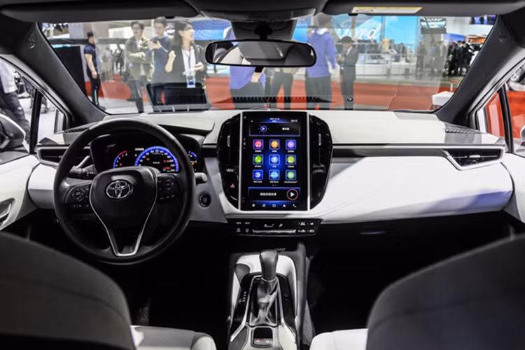 Riêng bản Technology lại có màn hình thông tin giải trí cảm ứng có kích thước lên đến 12,1 inch, hỗ trợ ứng dụng kết nối với điện thoại Baidu CarLife. Màn hình này được đặt nằm dọc, giữa cửa gió điều hòa, gợi liên tưởng đến xe Tesla. Ngoài ra, xe còn có màn hình hiển thị thông tin kính lái 10,8 inch, màn hình đa thông tin màu 7 inch trong bảng đồng hồ và radar hỗ trợ lùi xe.