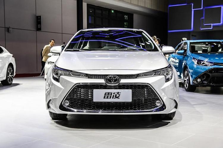 Thiết kế ngoại thất của Toyota Levin 2019 máy xăng cũng không khác gì so với phiên bản hybrid, trừ logo trên đầu và đuôi xe. Được áp dụng ngôn ngữ thiết kế Keen Look và Under Priority, Toyota Levin 2019 đi kèm lưới tản nhiệt dưới hình lục giác cỡ lớn, được bao quanh bởi viền mạ crôm. Nối liền với lưới tản nhiệt trên là cụm đèn pha hình chữ L sắc sảo.