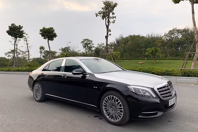 Mẫu xe sang Mercedes-Benz S400 là phiên bản bán chạy nhất trong dòng S-Class thế hệ trước. Đã có rất nhiều đại gia Việt quyết định sở hữu mẫu xe này do sự hợp lý về giá cả và nó cũng được trang bị không thua kém quá nhiều so với đàn anh S500.