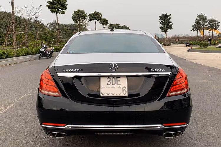 Phần đuôi sau xe cũng độ 4 ống xả kiểu Mercedes Maybach nhưng ống xả này nhỏ hơn so với dòng xe thật. Có phần dải chrome giữa xe giống Maybach và dán thêm chữ Maybach và S600. Tuy nhiên nhìn ngang thân với phát hiện ra đây là hàng "nhái" vì phần thân ngắn hơn Maybach khá nhiều. Xe cũng thay bộ vành kiểu Maybach 600 đẹp mắt.