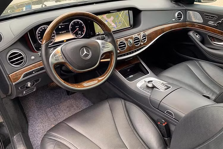Bên trong xe giữ được giữ nguyên và không thay đổi. Xe sở hữu da bọc nội thất màu đen, vô lăng hai chấu bọc da, ốp gỗ và kim loại một cách hài hòa và tinh tế. Xe vẫn được trang bị 2 màn hình 12,3 inch sau vô-lăng. Hệ thống giải trí với đầu ra là dàn âm thanh Burmester. Tuy nhiên, xe chưa có trang bị camera 360, hệ thống Comand chưa phải dạng cảm ứng.