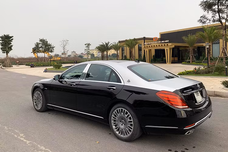 Mercedes-Benz S400 vẫn được trang bị các tính năng cao cấp của dòng xe S-Class. Xe được trang bị động cơ V6 tăng áp kép hiệu suất cao, sản sinh công suất 333 mã lực, mômen xoắn cực đại 480 Nm. Sức mạnh này giúp xe tăng tốc từ 0-100 km/h trong vòng 6 giây và khả năng tiêu thụ 8 lít nhiên liệu cho 100Km.