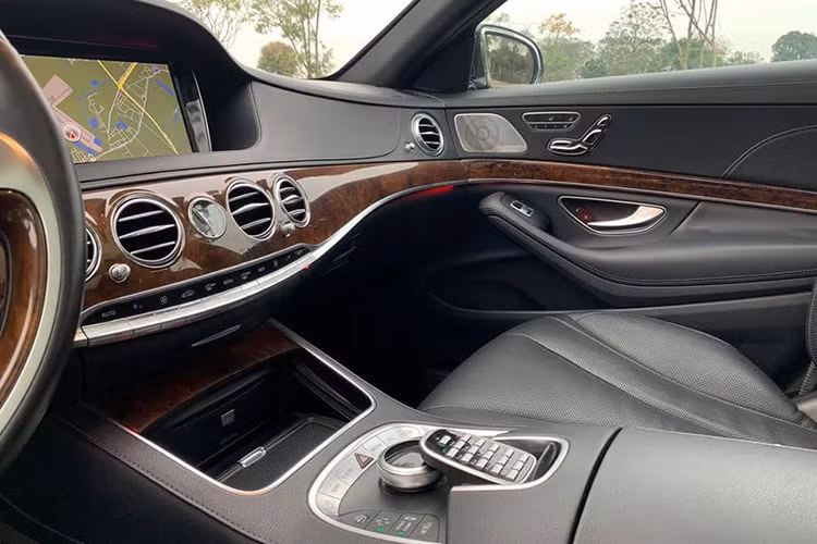 Xe cũng được trang bị hệ thống âm thanh vòm Burmester® cao cấp, hệ thống AIR-BALANCE với bộ lọc không khí cao cấp, chức năng ion hóa oxy &amp; tạo hương thơm thông minh. Các tính năng và hệ thống an toàn trên xe được trang bị đầy đủ mang lại sự thoải mái cùng an toàn nhất cho người ngồi trên xe