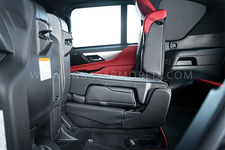 Tuy đã được độ lại đáng kể về khả năng chống chịu tấn công, nhưng các kỹ sư Canada vẫn khéo léo giữ lại vẻ đẹp nguyên bản của xe như phiên bản tiêu chuẩn. Cụ thể, khoang nội thất của Lexus LX600 bản chống đạn cũng vẫn toát lên bầu không khí sang trọng với không gian 3 hàng ghế rộng rãi cho 7 người, cửa sổ trời thoáng đãng, bề mặt bọc da cao cấp hoặc ốp trang trí bề mặt, vô-lăng thể thao F-Sport và các trang bị giải trí hiện đại.