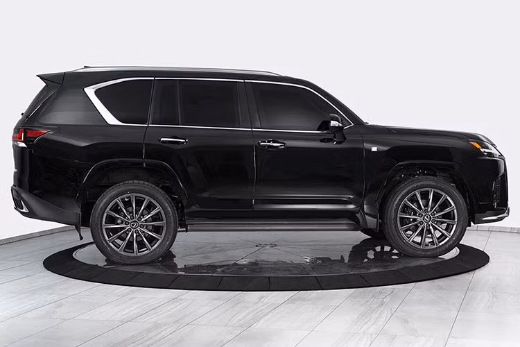 Sau khi Lexus LX600 độ Inkas, mỗi chiếc SUV sang trọng đầu bảng của nhà Lexus sẽ được bọc thép xung quanh khoang cabin, lắp đặt kính chống đạn với viền cửa gia cường, bổ sung thêm vách ở cửa cốp. Bên cạnh đó, hệ thống treo và toàn bộ khung gầm của xe cũng đã được gia cố, để đảm bảo khả năng vận hành vì trọng lượng của xe đã tăng lên đáng kể sau khi được nâng cấp các lớp chống đạn.