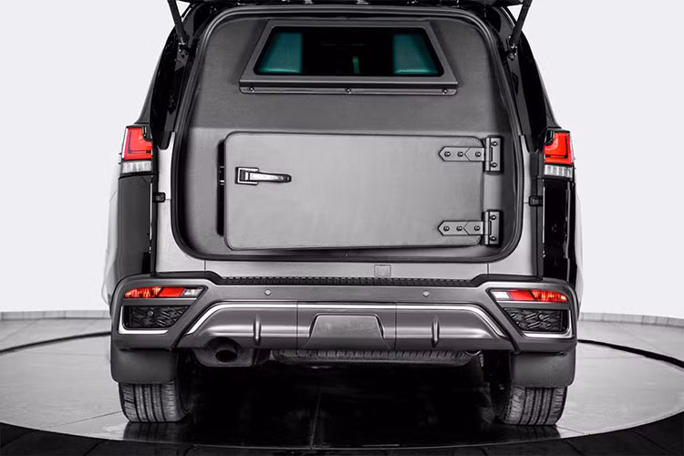 Đến cả khả năng tấn công các điểm yếu trên xe như bình xăng hay khoang động cơ cũng đã được Inkas tính toán và lắp đặt các thiết bị bảo vệ. Đồng thời, xe cũng được trang bị bộ lốp runflat, để chiếc xe có thể trốn chạy hàng chục km khi bị bắn xịt hơi.