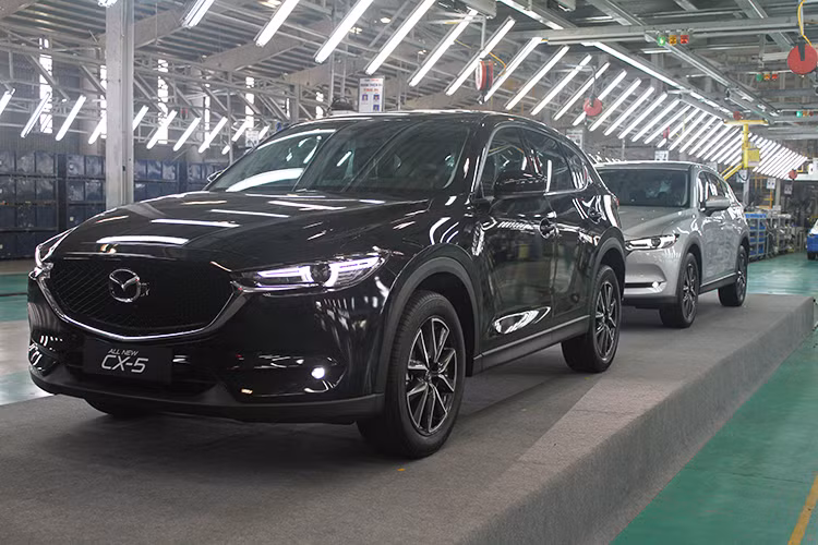 Như vậy, Mazda CX-5 2018 trên thực tế vẫn có giá bán như Thaco công bố, từ 879 – 989 triệu đồng ở thời điểm hiện tại. Nhân viên đại lý Mazda còn cho biết thêm, nếu đặt lấy xe vào tháng 12/2017, giá xe sẽ như ở trên. Nhưng nếu khách hàng đặt xe từ nay nhưng đến tháng 1/2018 mới lấy xe, riêng bản 2.0 2WD sẽ được giảm 20 triệu đồng, chỉ còn 859 triệu đồng. 2 phiên bản sử dụng động cơ 2.5 vẫn giữ nguyên giá bán.