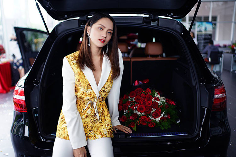 Xe có chiều dài cơ sở hơn BMW X3 tới 60 mm. Phần đầu của xe thiết kế nổi bật với lưới tản nhiệt thanh đôi nằm ngang, cụm đèn pha cỡ lớn tích hợp đèn chiếu sáng ban ngày dạng LED. Đuôi xe thiết kế khá gọn gàng và đơn giản. Cản trước và sau xe đều được làm từ hợp kim nổi bật đi kèm cặp ống xả tứ giác, trọng lượng hơn tới 80 kg so với GLK.