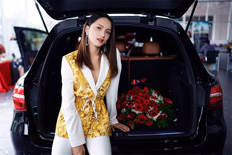 Xe có chiều dài cơ sở hơn BMW X3 tới 60 mm. Phần đầu của xe thiết kế nổi bật với lưới tản nhiệt thanh đôi nằm ngang, cụm đèn pha cỡ lớn tích hợp đèn chiếu sáng ban ngày dạng LED. Đuôi xe thiết kế khá gọn gàng và đơn giản. Cản trước và sau xe đều được làm từ hợp kim nổi bật đi kèm cặp ống xả tứ giác, trọng lượng hơn tới 80 kg so với GLK.