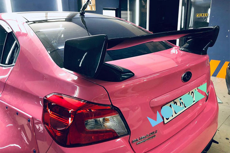 Về tổng thể, so với phiên bản thể thao "cấp thấp" hơn là Impreza WRX, WRX STI nổi bật hơn bởi cản trước có các lỗ hút gió lớn, các chi tiết như cánh gió, nắp ca pô... được chủ nhân trang bị thêm vở bọc carbon.