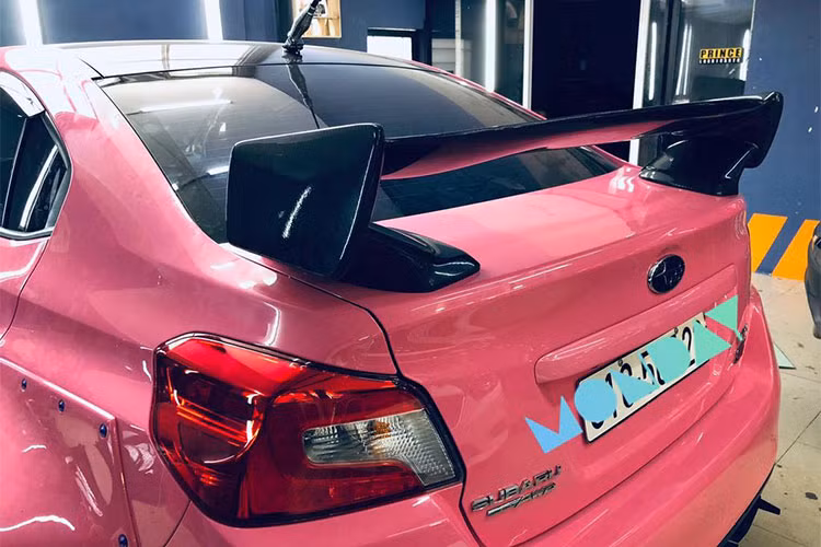 Về tổng thể, so với phiên bản thể thao "cấp thấp" hơn là Impreza WRX, WRX STI nổi bật hơn bởi cản trước có các lỗ hút gió lớn, các chi tiết như cánh gió, nắp ca pô... được chủ nhân trang bị thêm vở bọc carbon.