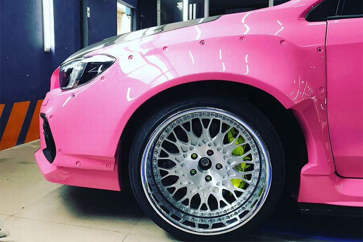 Ở hai bên thân xe, chiếc Subaru WRX STI độ này có các vòm bánh xe được nới rộng hơn, đồng thời dè trước và quanh thân xe cũng được trang trí nhẹ với thanh nẹp cùng đinh tán mang đậm phong cách xe đua Nhật Bản.