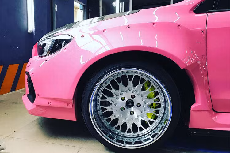 Ở hai bên thân xe, chiếc Subaru WRX STI độ này có các vòm bánh xe được nới rộng hơn, đồng thời dè trước và quanh thân xe cũng được trang trí nhẹ với thanh nẹp cùng đinh tán mang đậm phong cách xe đua Nhật Bản.