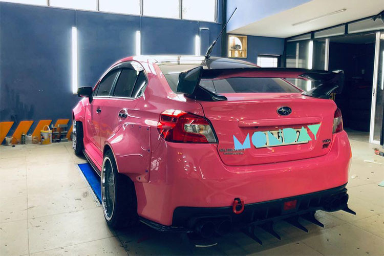 Mới đây, một chủ xe Impreza WRX STI ở Sài Gòn quyết định thay đổi ngoại hình cuả chiếc xe thể thao Nhật Bản này theo một phong cách rất táo bạo: độ hầm hố – sơn màu hồng nữ tính. Điều này khiến chiếc STI này không hề trùng lặp với bất kỳ chiếc xe nào khác.