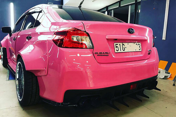 Đi kèm với động cơ là hộp số sàn 6 cấp với côn thể thao có độ bám cao, kèm hệ dẫn động 4 bánh Subaru Intelligent Drive (SI-DRIVE) độc quyền với 3 chế độ lái: Intelligent, Sport và Sport Sharp. Nhờ có hệ động lực này, xe có khả năng đạt 0-100 km/h trong 4,5 giây và tốc độ tối đa 250 km/h.