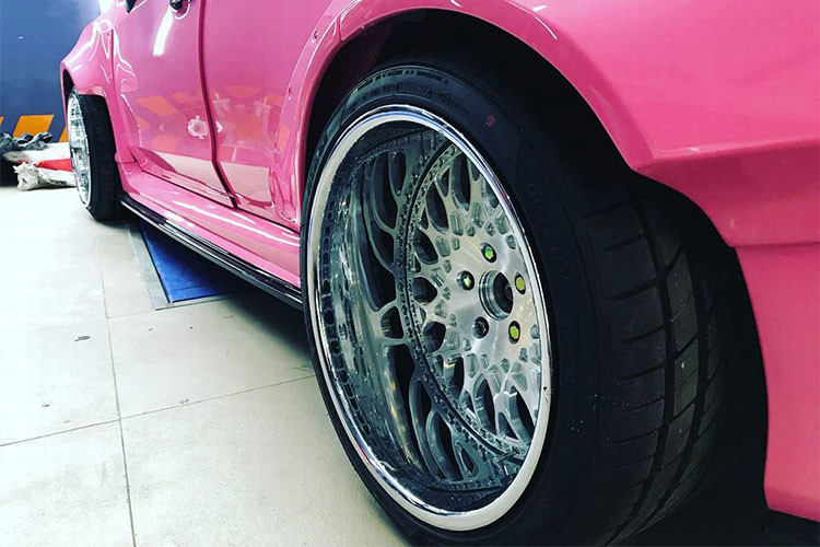 Nằm dưới nắp ca-pô của WRX STI thế hệ hiện tại vẫn là khối động cơ Boxer 4 xi-lanh 2.5l nằm ngang đã trở thành đặc trưng của Subaru, được trang bị thêm tăng áp để đạt công suất tối đa 305 mã lực và mô-men xoắn cực đại 393 Nm. Có tên mã là EJ257, khối động cơ này cũng đã từng được trang bị cho WRX STI đời trước.