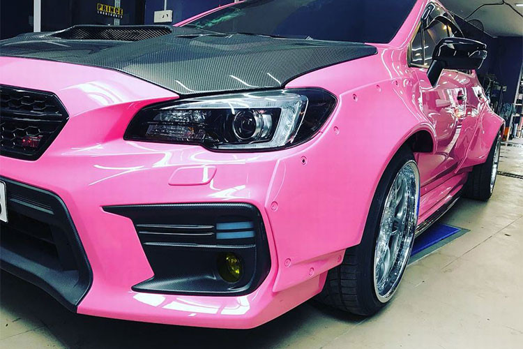 Cụ thể, mẫu xe trong bài được độ thêm bộ bodykit kiểu widebody theo phong cách Liberty Walk với các chi tiết tăng tính khí động học cho xe, đi kèm với đó là bộ mâm lốp bản rộng 18 inch, kích cỡ lốp 255/35R18.