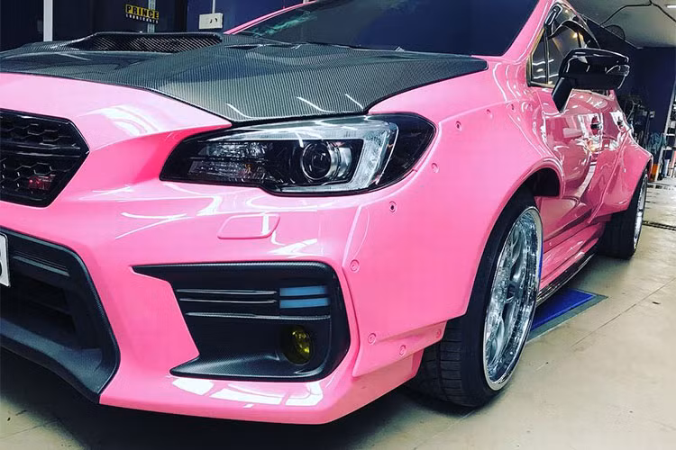 Cụ thể, mẫu xe trong bài được độ thêm bộ bodykit kiểu widebody theo phong cách Liberty Walk với các chi tiết tăng tính khí động học cho xe, đi kèm với đó là bộ mâm lốp bản rộng 18 inch, kích cỡ lốp 255/35R18.