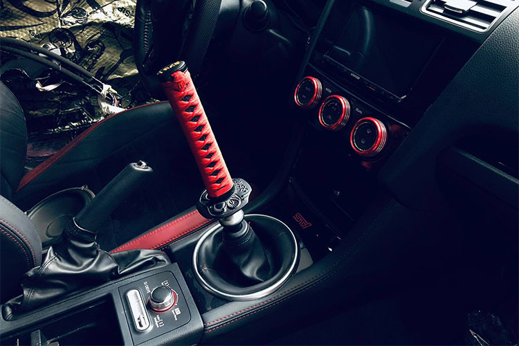 Là một mẫu xe hướng tới cảm giác lái, cabin của chiếc xe đã được nâng cấp nhưng cũng chỉ nằm ở mức "đủ dùng", không có vẻ cao cấp và "sang". Đáng chú ý trên chiếc Subaru Impreza STI độ này, chủ nhân của nó đã trang bị đốc của một thanh kiếm Nhật tahy cho cần số khiến nó khiến cho nhiều vị khách mới bước vào xe sẽ cảm thấy "lạnh gáy".