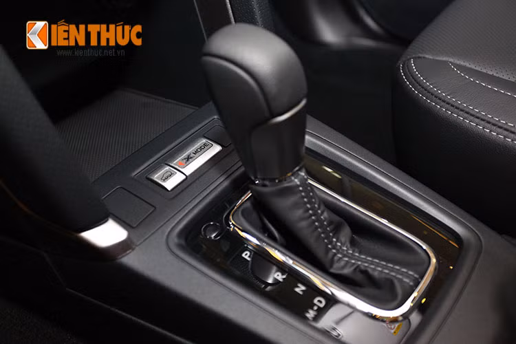 Nội thất với ghế ngồi bọc da cao cấp, vô lăng ba chấu thể thao tích hợp các nút bấm chức năng và điều hướng thông tin giải trí với dàn âm thanh Harman Kardon cho chất lượng âm thanh khá tốt.