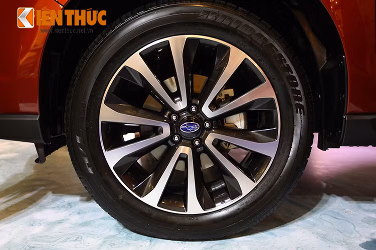 Mẫu SUV mới của Subaru sử dụng khung xe được gia cố hình nhẫn, giúp bảo vệ hành khách kể cả trong trường hợp xe bị lật nhào. Forester 2016 cũng có thể chịu được trọng lượng lên đến 1,5 tấn.