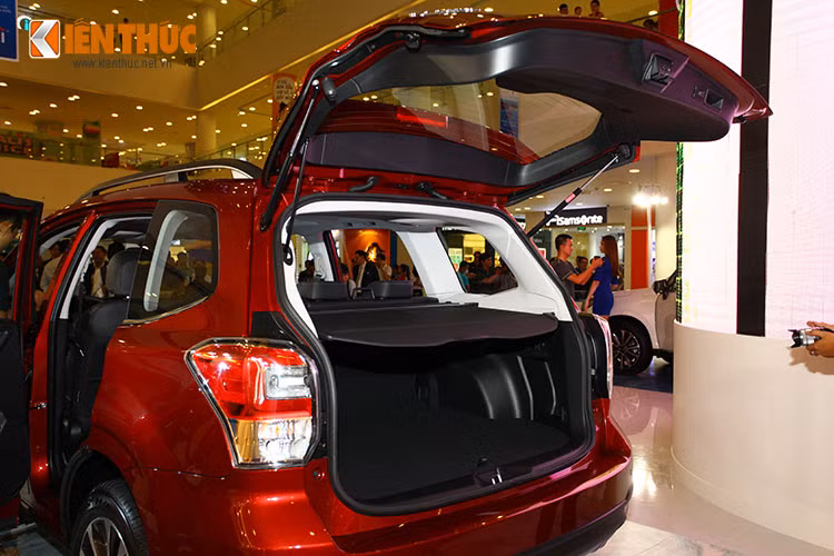 Subaru Forester 2016 phiên bản nâng cấp sở hữu bộ la-zăng hợp kim đa chấu, cụm đèn hậu và cản sau được tạo hình vuông vức, góc cạnh. Bên cạnh đó, mẫu SUV gia đình này cũng sở hữu cốp chứa đồ lớn.