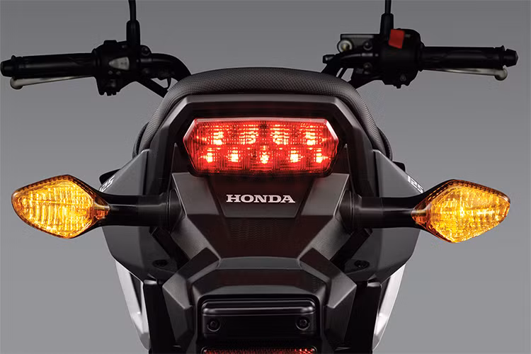 Trái tim của Honda MSX 125 2020 là động cơ xylanh đơn, dung tích 125 cc, làm mát bằng không khí, sản sinh công suất 9,3 mã lực tại tua máy 7.000 vòng/phút và mômen xoắn cực đại 10,6 Nm tại tua máy 5.500 vòng/phút, đi kèm hộp số 4 cấp và hệ thống phun xăng điện tử PGM-FI hiện đại giúp tiết kiệm xăng.
