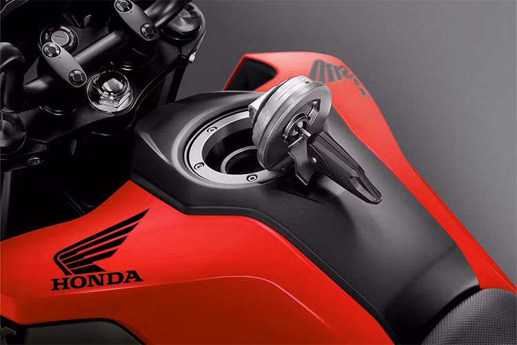 Hệ thống treo trên Honda MSX 125 2020 gồm phuộc trước hành trình ngược với vỏ phuộc màu vàng, rất giống với loại phuộc được trang bị trên các mẫu xe cao cấp, trong khi giảm xóc sau dạng lò xo trụ đơn làm tăng vẻ thể thao cho xe.