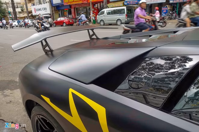 Đi kèm bộ áo đen nhám cá tính là logo SV xuất hiện bên hông xe và cùm phanh được sơn màu vàng chanh nổi bật tạo nên điểm nhấn cho siêu xe. hần đuôi xe của Murcielago LP670-4 SV có cánh lướt giớ cỡ lớn cố định.