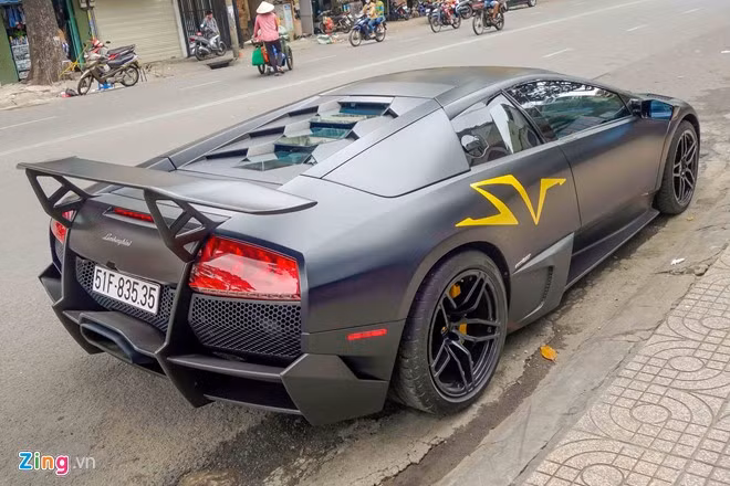 Lamborghini Murcielago LP670-4 SV đầu tiên cập bến Việt Nam vào năm 2010 và đến nay chỉ mới có một chiếc được đưa về nước. Siêu xe trong bộ áo đen nhám từng là tâm điểm thu hút nhiều sự chú ý tại hành trình siêu xe Car&amp;Passion 2011.