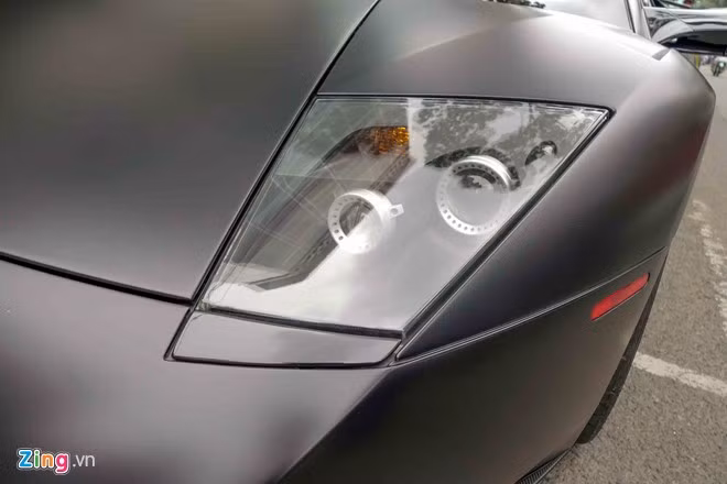 Xe sử dụng đèn pha dạng projector, bởi thời điểm bấy giờ, công nghệ đèn LED vẫn chưa phát triển. Sở dĩ chiếc siêu xe 670SV đời cũ này không bị mất giá mà vẫn có khách mua ngay bởi đây là dòng xe sản xuất giới hạn và đặc biệt không có chiếc thứ 2 tại Việt Nam.