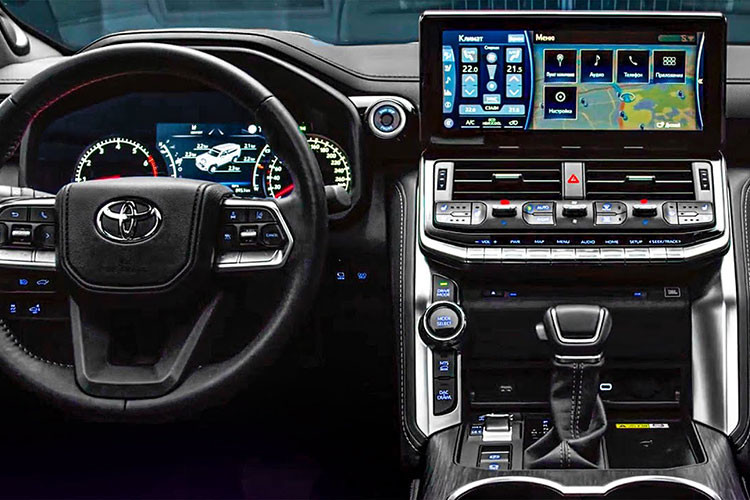 Mặc dù có thể khác biệt về trang bị và trang trí giữa các phiên bản. Tuy nhiên, các phiên bản của Land Cruiser 2022 đều sử dụng động cơ Xăng V6 3.5L tăng áp kép (twin-turbo) cho công suất 409 mã lực và mô-men xoắn cực đại 650Nm. Kết hợp với hộp số tự động 10 cấp mới, dẫn động bốn bánh (4WD) và 3 khoá vi sai.